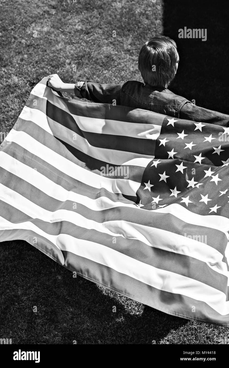 Little Boy in esecuzione con bandiera americana, America giorno dell'indipendenza del concetto, in bianco e nero Foto Stock