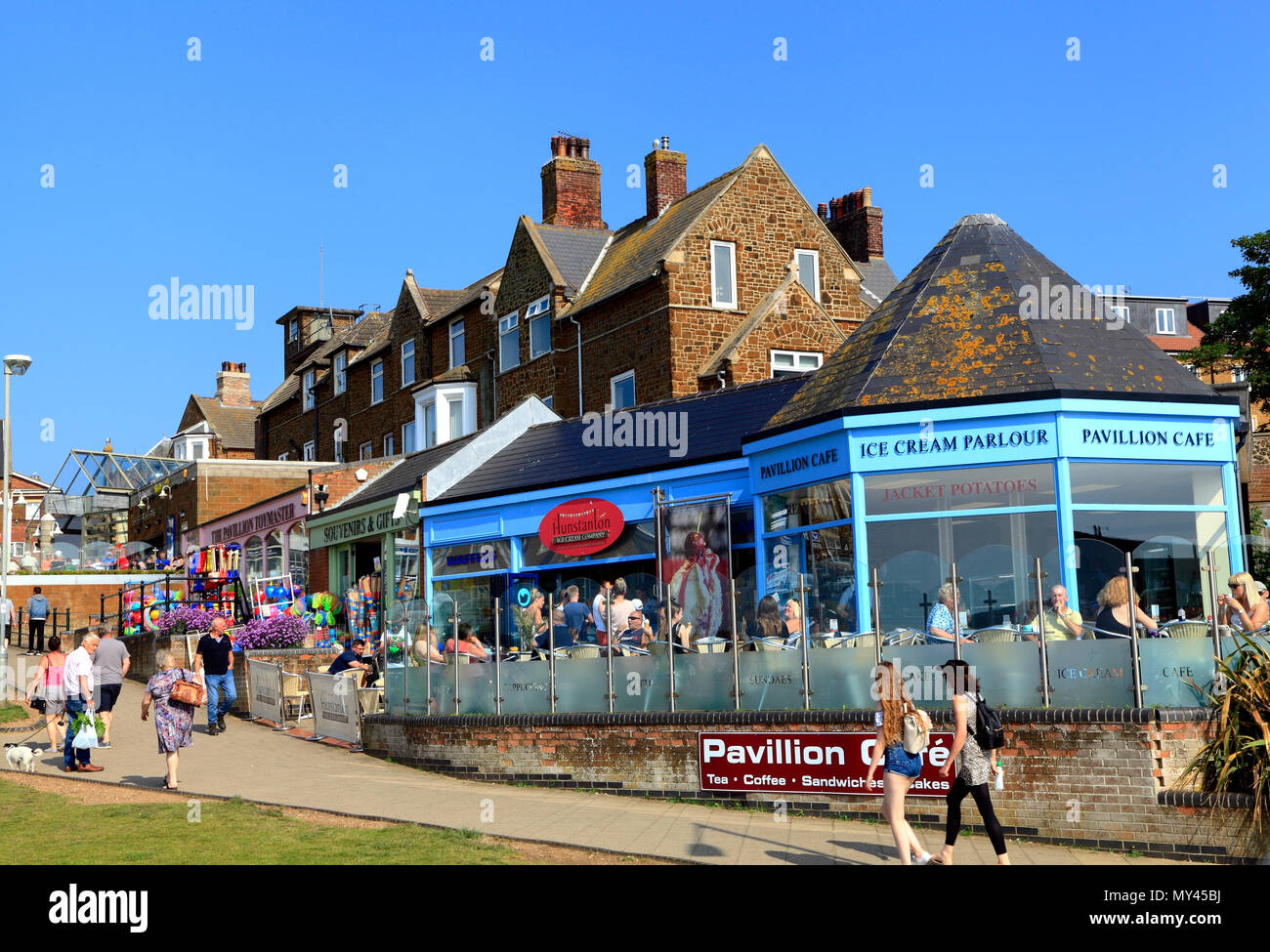 Hunstanton, negozi, bar, gelaterie, negozi girt, località balneare, città, Norfolk. Foto Stock