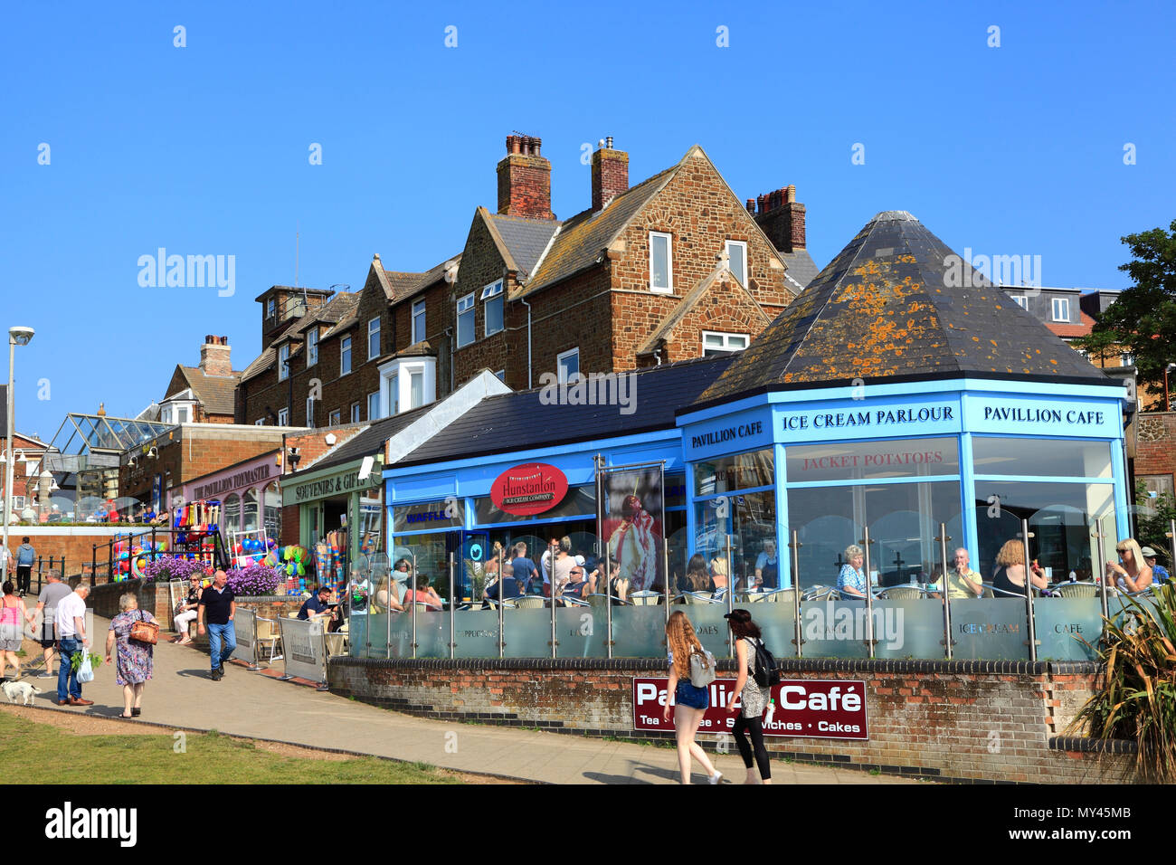 Hunstanton, negozi, bar, gelaterie, negozi girt, località balneare, città, Norfolk. Foto Stock