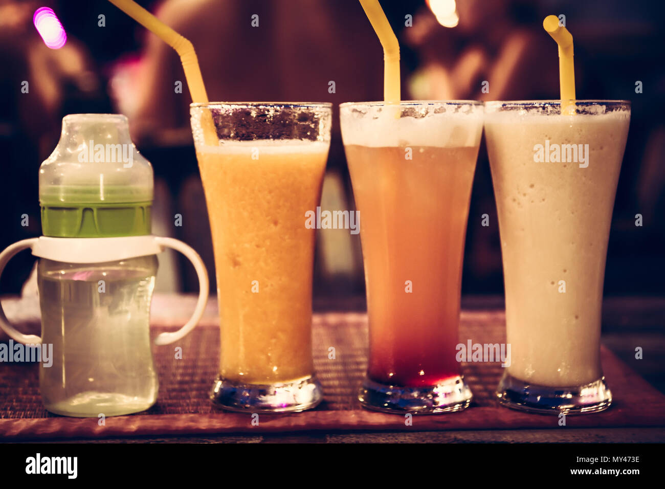 Bevande alcoliche e cocktail bevande sul bancone bar vintage alcool concetto di limiti di età e limitazioni di responsabilità Foto Stock