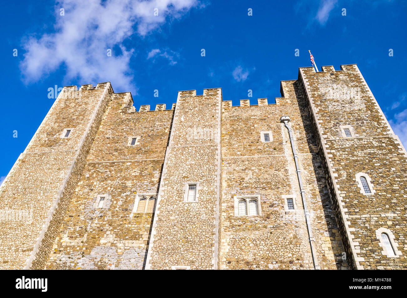 Dover Castle, Castle Hill, dover, Kent, Regno Unito. Fortificazione muraria esterna. Muro del castello. Alto. Cielo blu Foto Stock