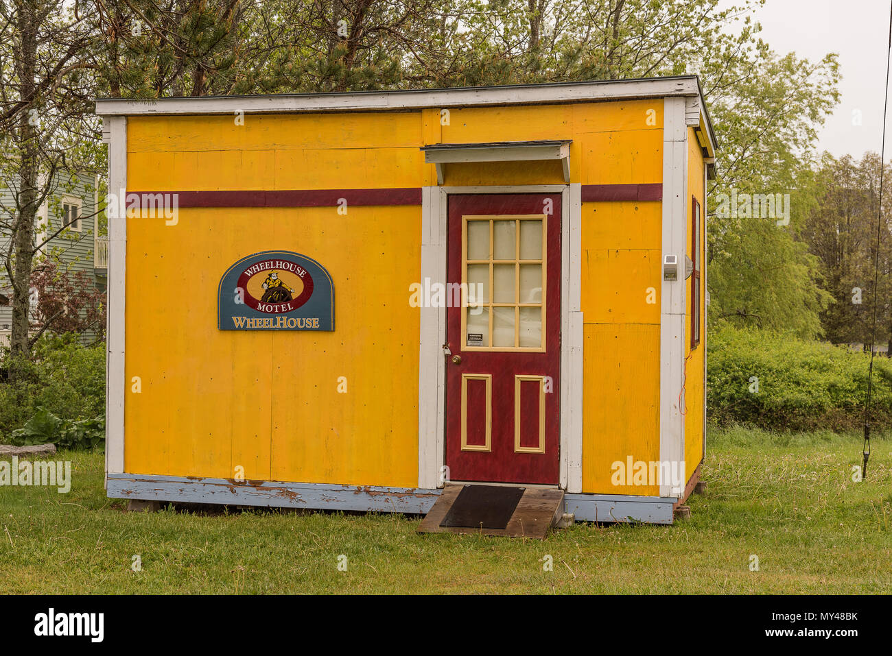 Colorato capannone per il rimessaggio presso la timoneria Motel, Lunenburg, Nova Scotia, Canada. Foto Stock
