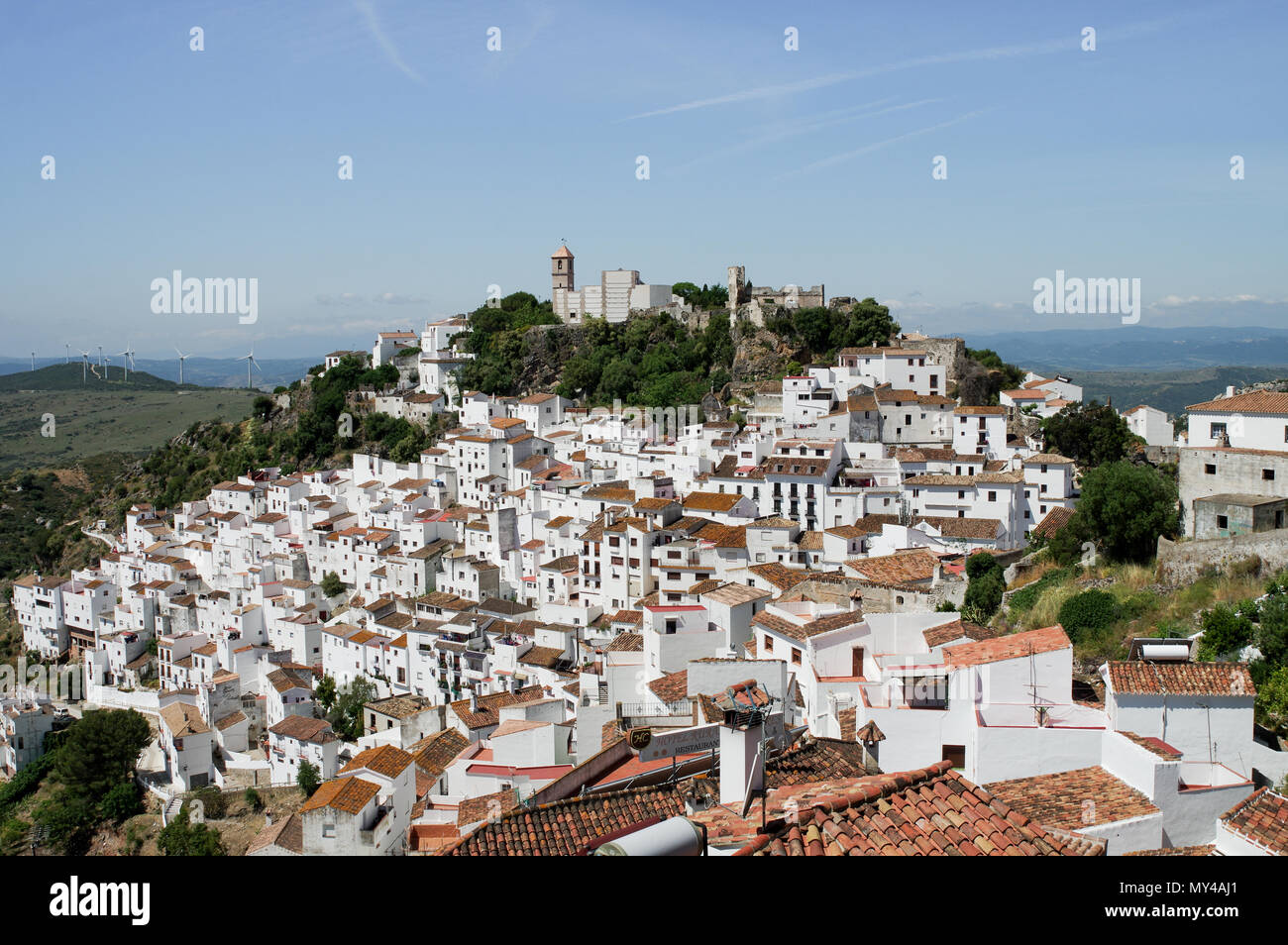 Piuttosto andalusa di 'pueblo blanco" - villaggio imbiancate Casares nella provincia di Malaga, Spagna Foto Stock