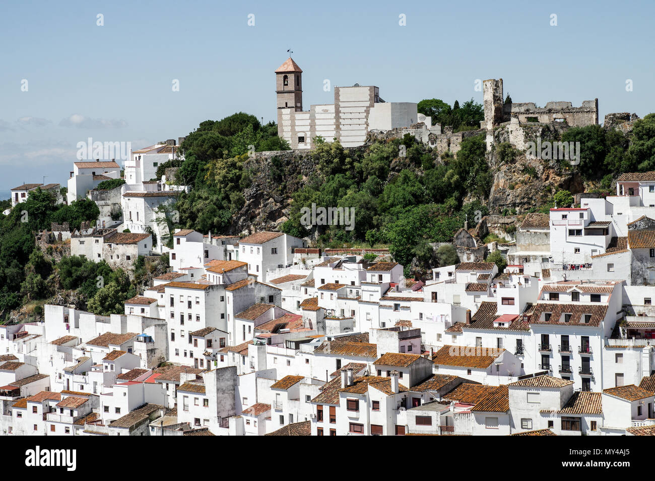 Piuttosto andalusa di 'pueblo blanco" - villaggio imbiancate Casares nella provincia di Malaga, Spagna Foto Stock