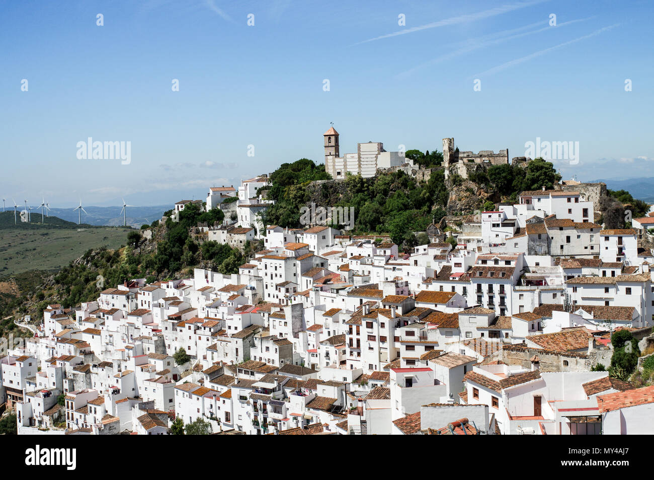 Piuttosto andalusa di 'pueblo blanco" - villaggio imbiancate Casares nella provincia di Malaga, Spagna Foto Stock