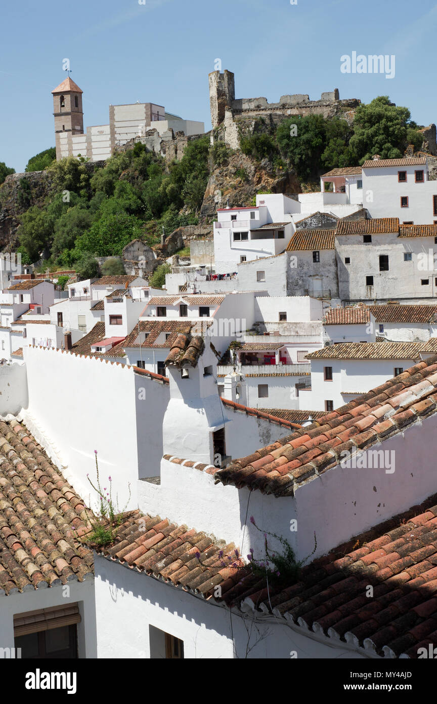 Piuttosto andalusa di 'pueblo blanco" - villaggio imbiancate Casares nella provincia di Malaga, Spagna Foto Stock
