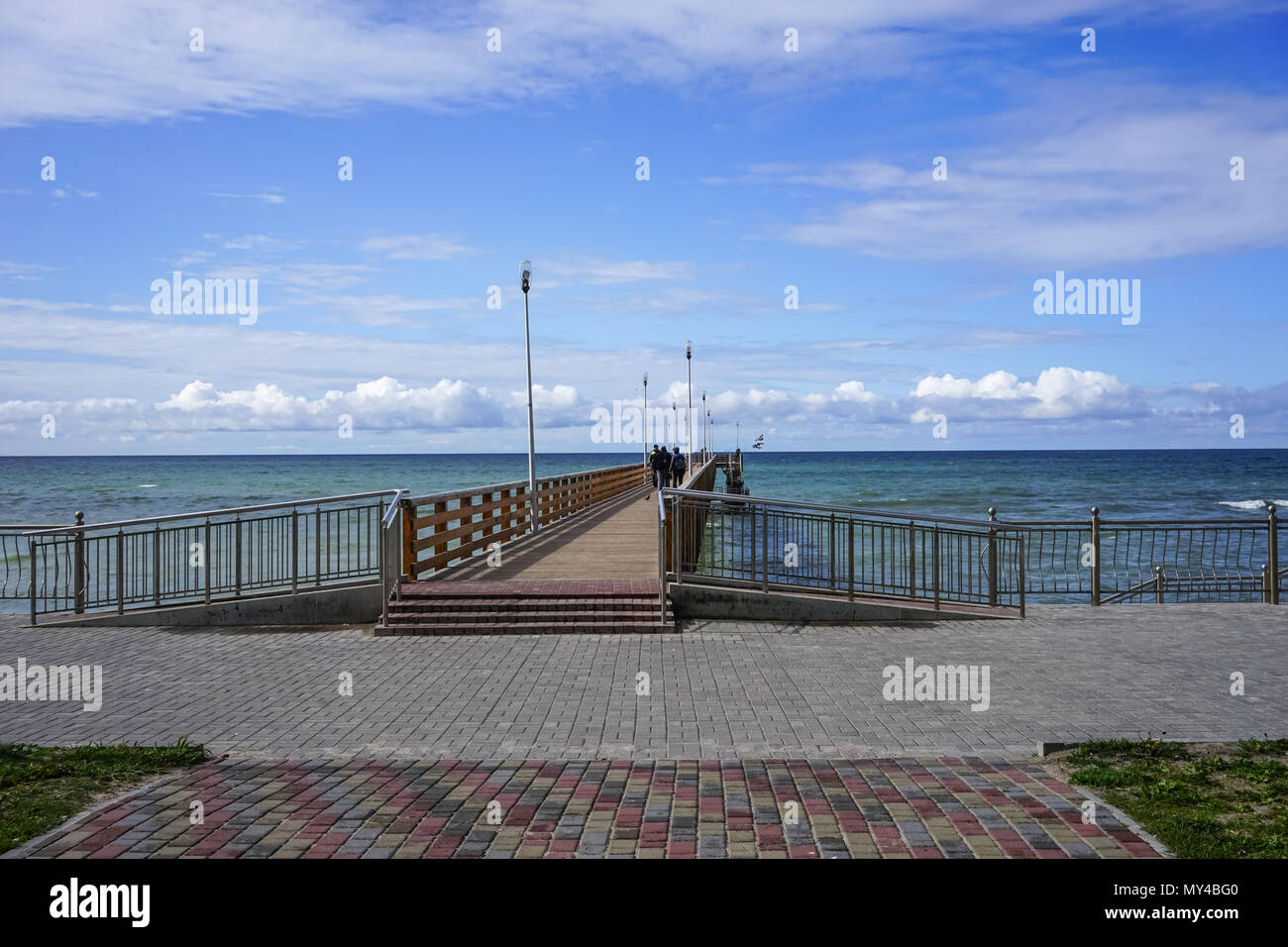 Zelenogradsk, Russia-maggio 17, 2016: Seascape affacciato sul lungo molo della località di villeggiatura con persone a piedi. Foto Stock