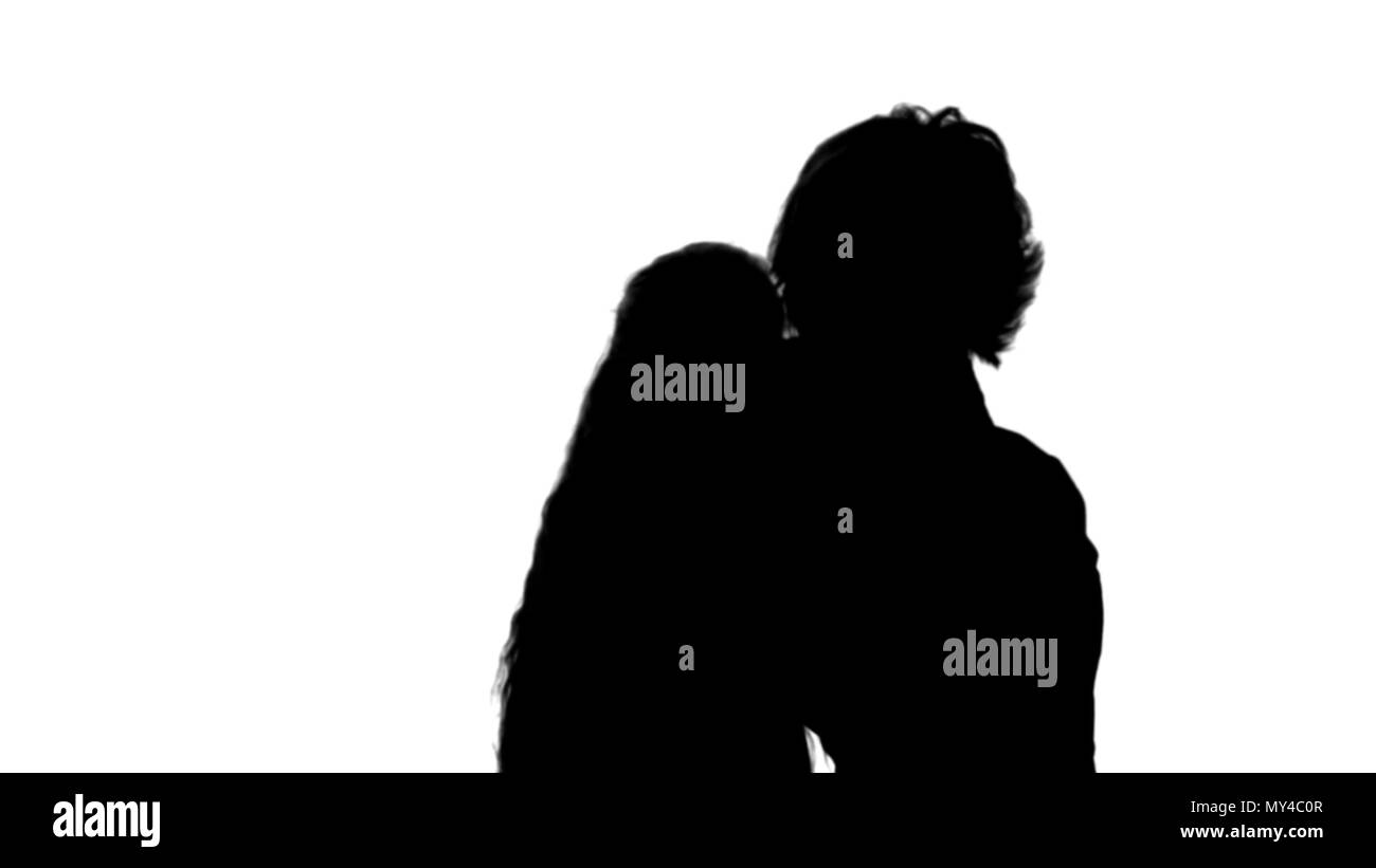 Silhouette carino madre di famiglia con bambino figlia tenendo selfie smart phone foto via matte Foto Stock