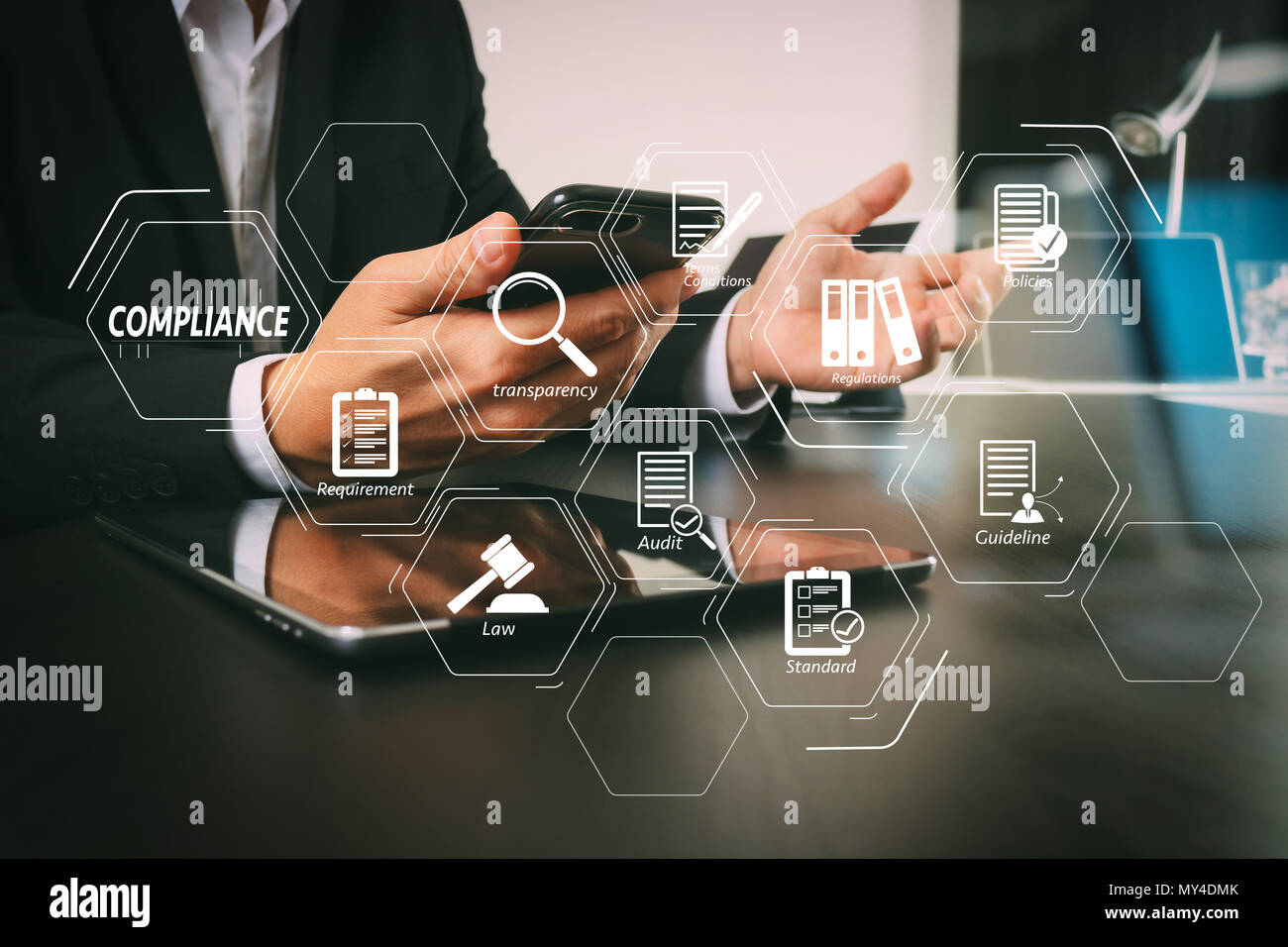 Conformità schema virtuale di regolamenti, leggi, norme, esigenze e audit.imprenditore lavora con smart phone e tavoletta digitale e il computer portatile Foto Stock