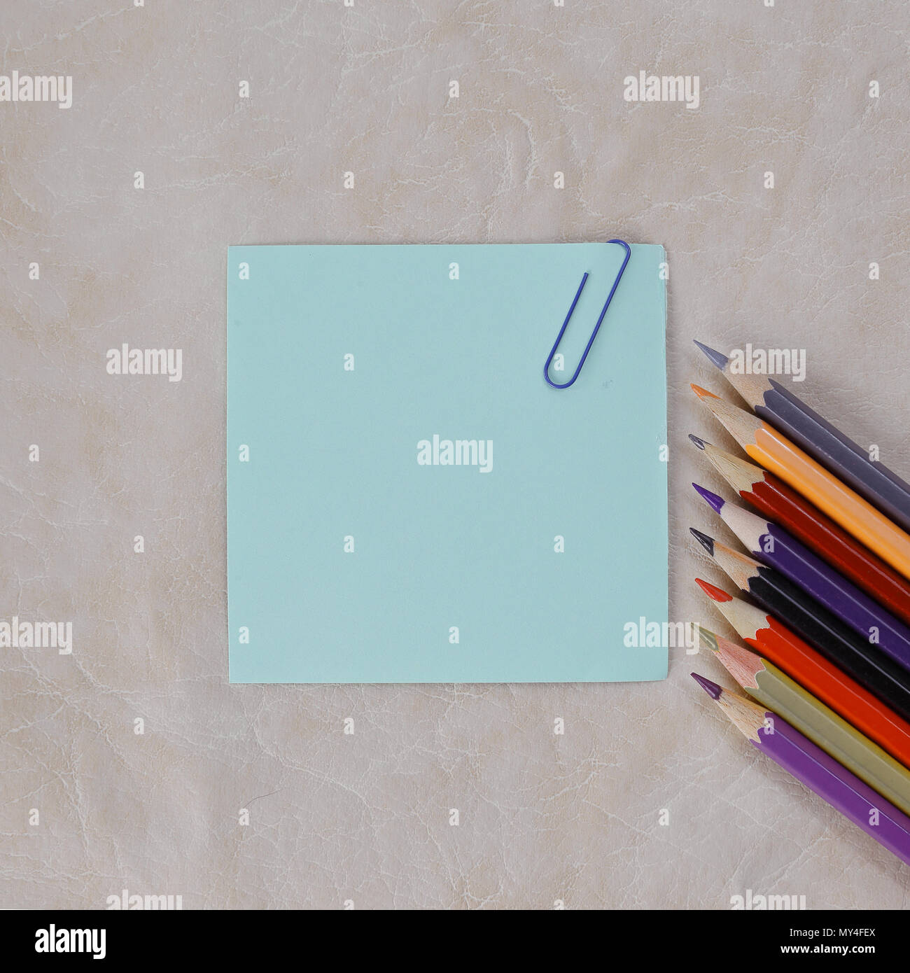 Foglio di carta per appunti e matite colorate su sfondo della carta Foto  stock - Alamy