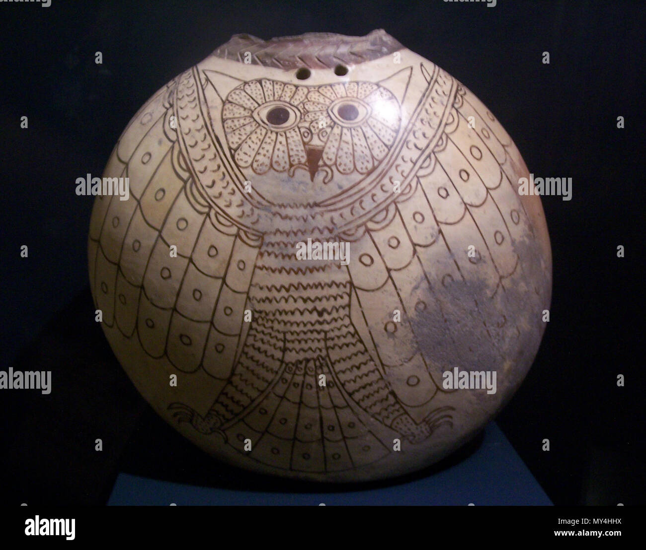 . Deutsch: Vorratsgefäß mit Eulendarstellung Vorder- und Rückseite, Moche , Inglese: Nave con il gufo rappresentazione della parte anteriore e posteriore, cultura Moche, Perù, ca. 100-800 CE . Il 26 dicembre 2009. Origamiemensch 171 Euledarstellung Foto Stock