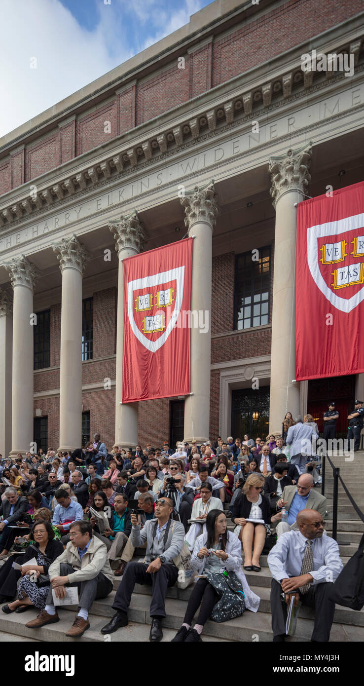 I genitori di Harvard Yard in attesa di Harvard University cerimonia di laurea, Cambridge, Massachusetts, STATI UNITI D'AMERICA Foto Stock