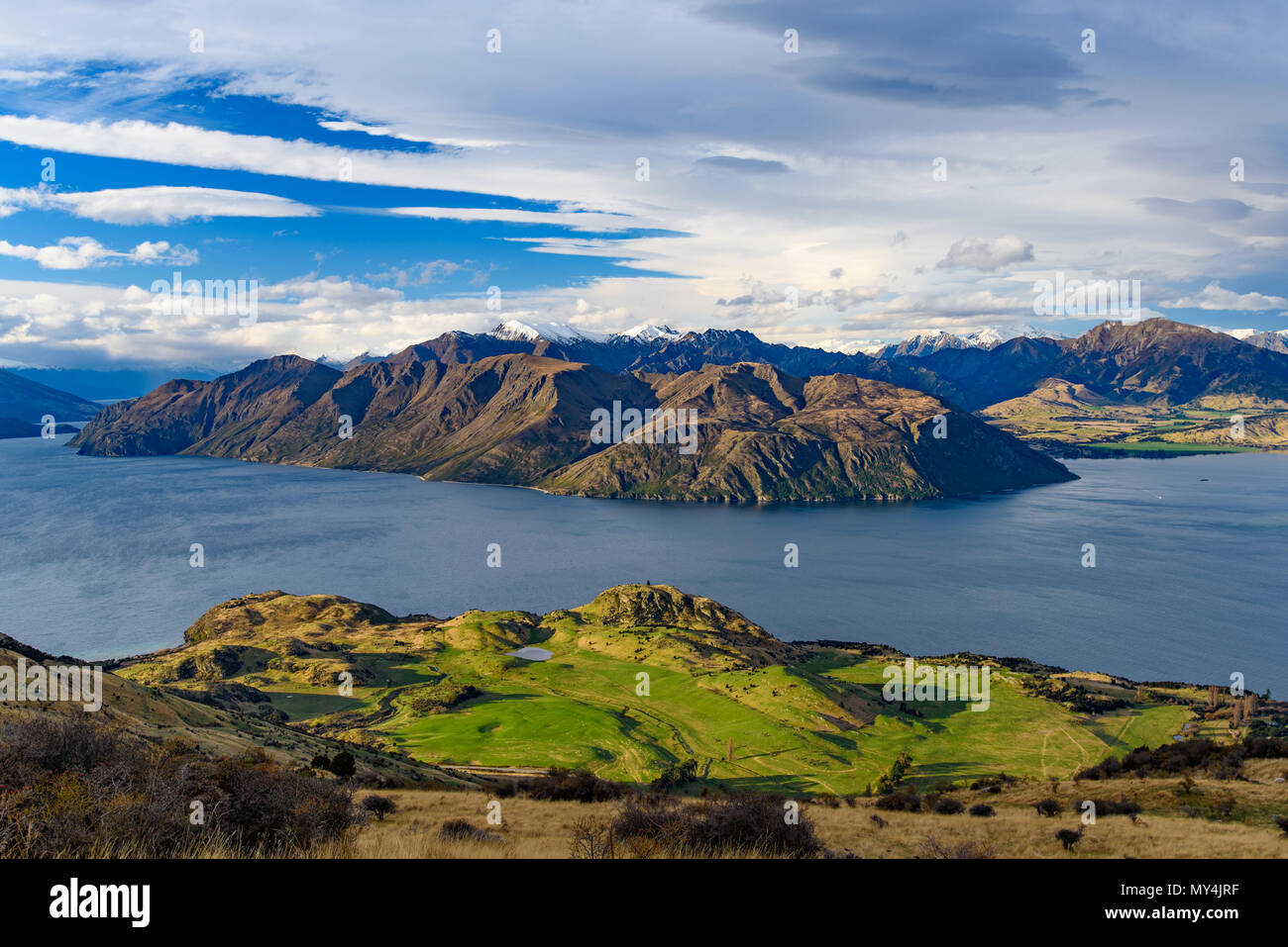 Vista del lago Wanaka con montagne, Isola del Sud, Nuova Zelanda Foto Stock