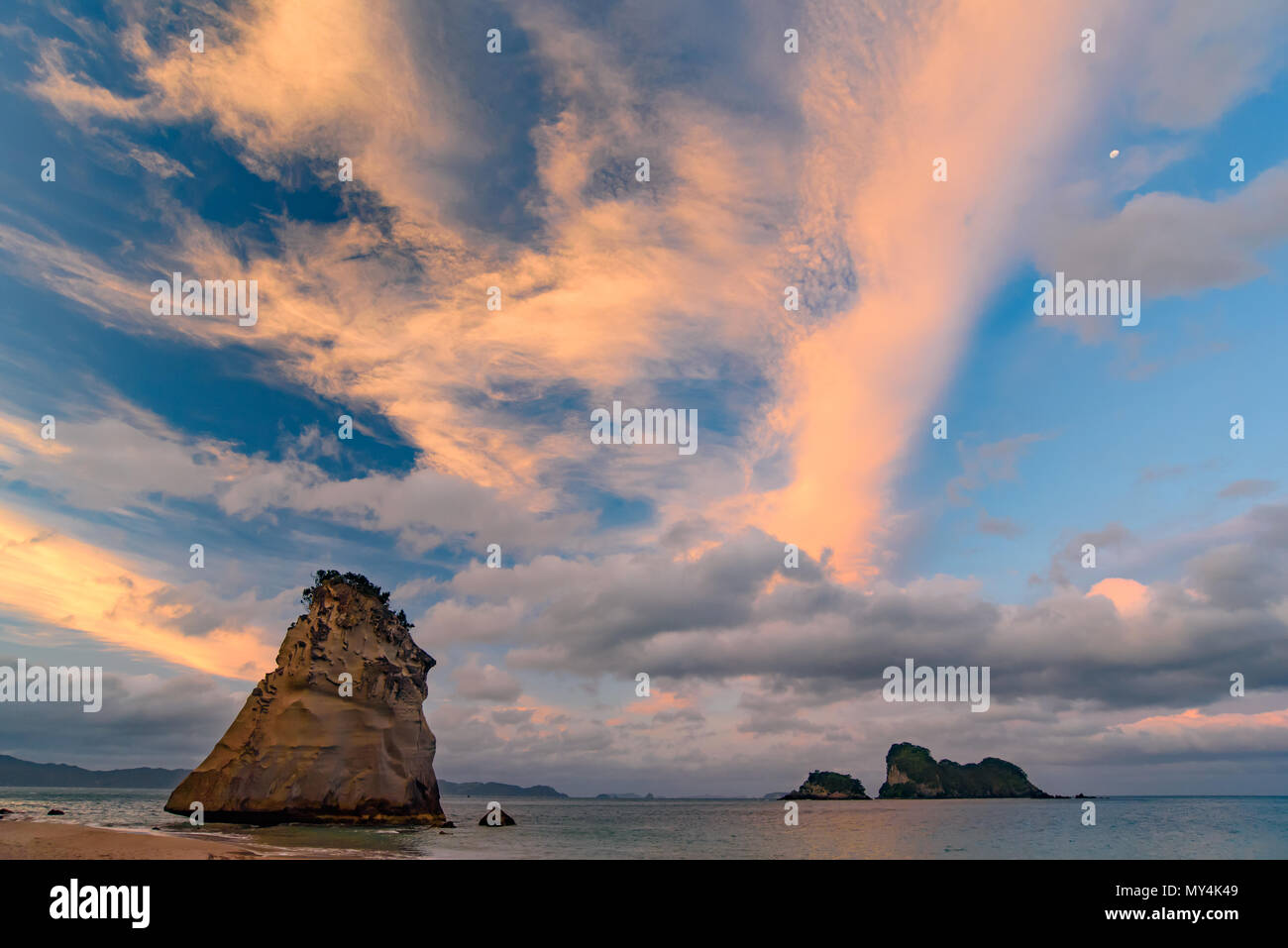 Sunrise a Cove della cattedrale, Coromandel, Nuova Zelanda Foto Stock
