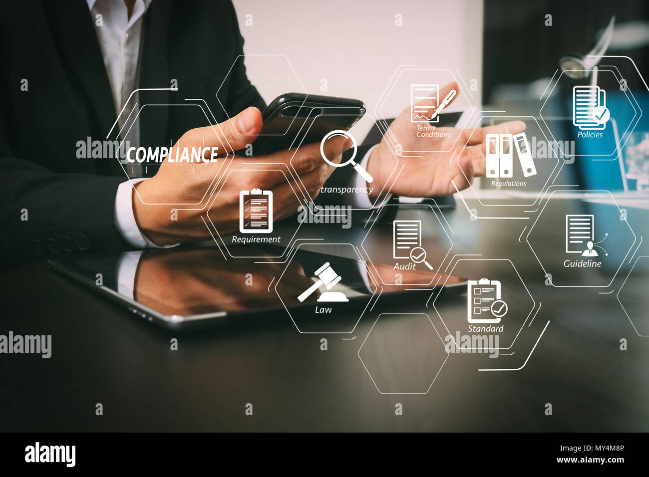 Conformità schema virtuale di regolamenti, leggi, norme, esigenze e audit.imprenditore lavora con smart phone e tavoletta digitale e il computer portatile Foto Stock