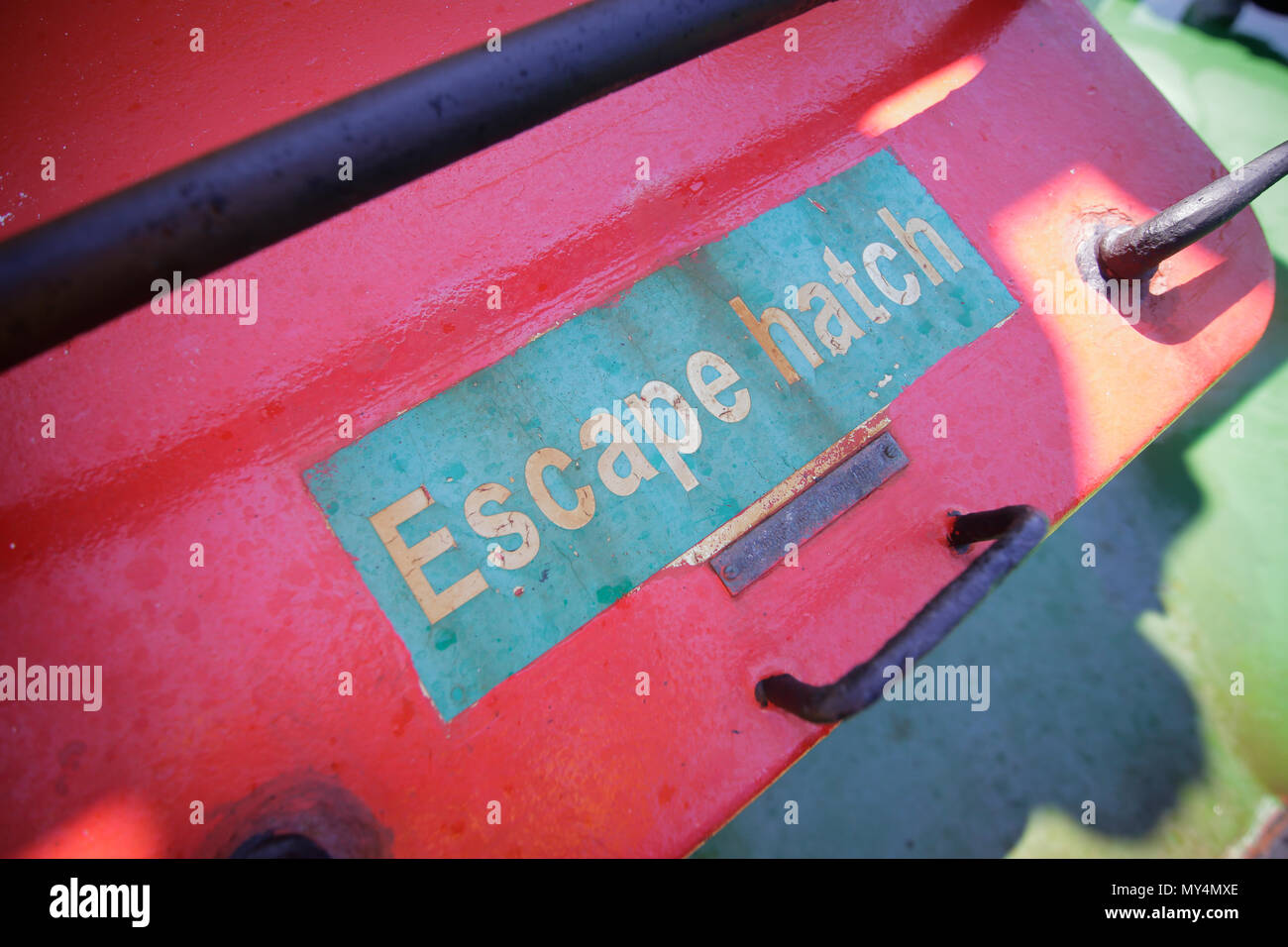 Botola di evacuazione messaggio su un rimorchiatore Foto Stock