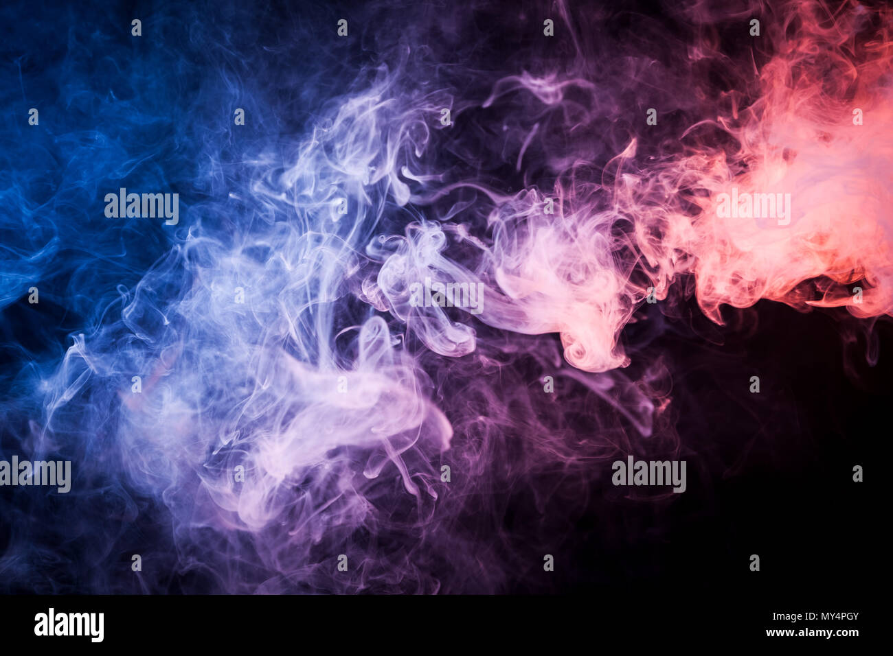 Colorato di rosa, rosso e blu fumo nero a sfondo isolato. Sfondo dal fumo di vape Foto Stock