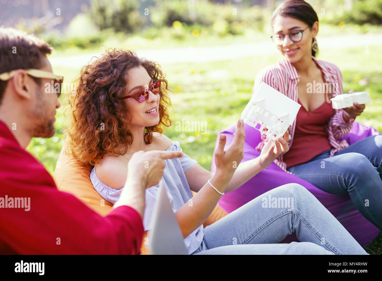 Ispirato ai colleghi che lavorano insieme all'aria aperta Foto Stock