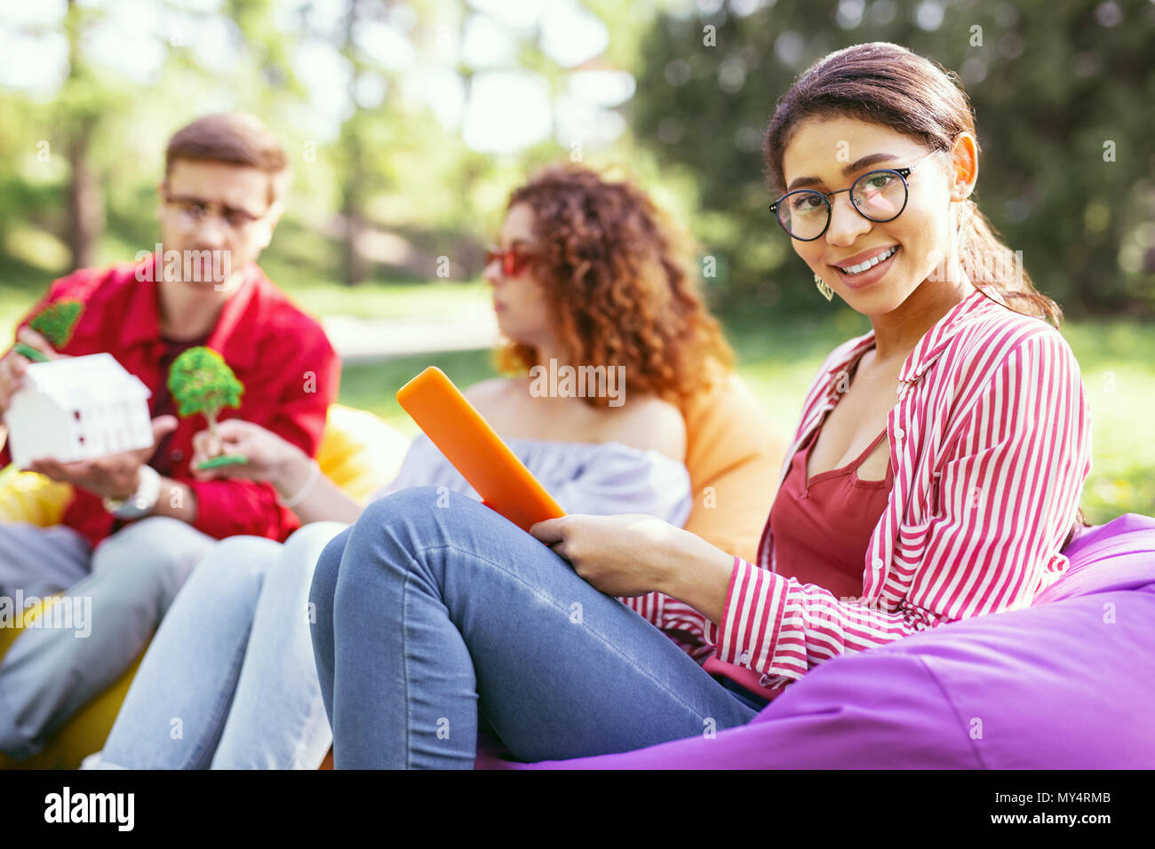 Contenuto donna che lavorano sul suo tablet Foto Stock