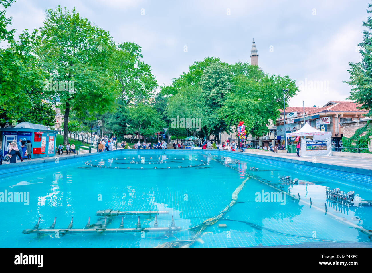 Persone non identificate a piedi attorno alla piscina a Orhangazi Square in Bursa City center.Bursa, Turchia.20 Maggio 2018 Foto Stock