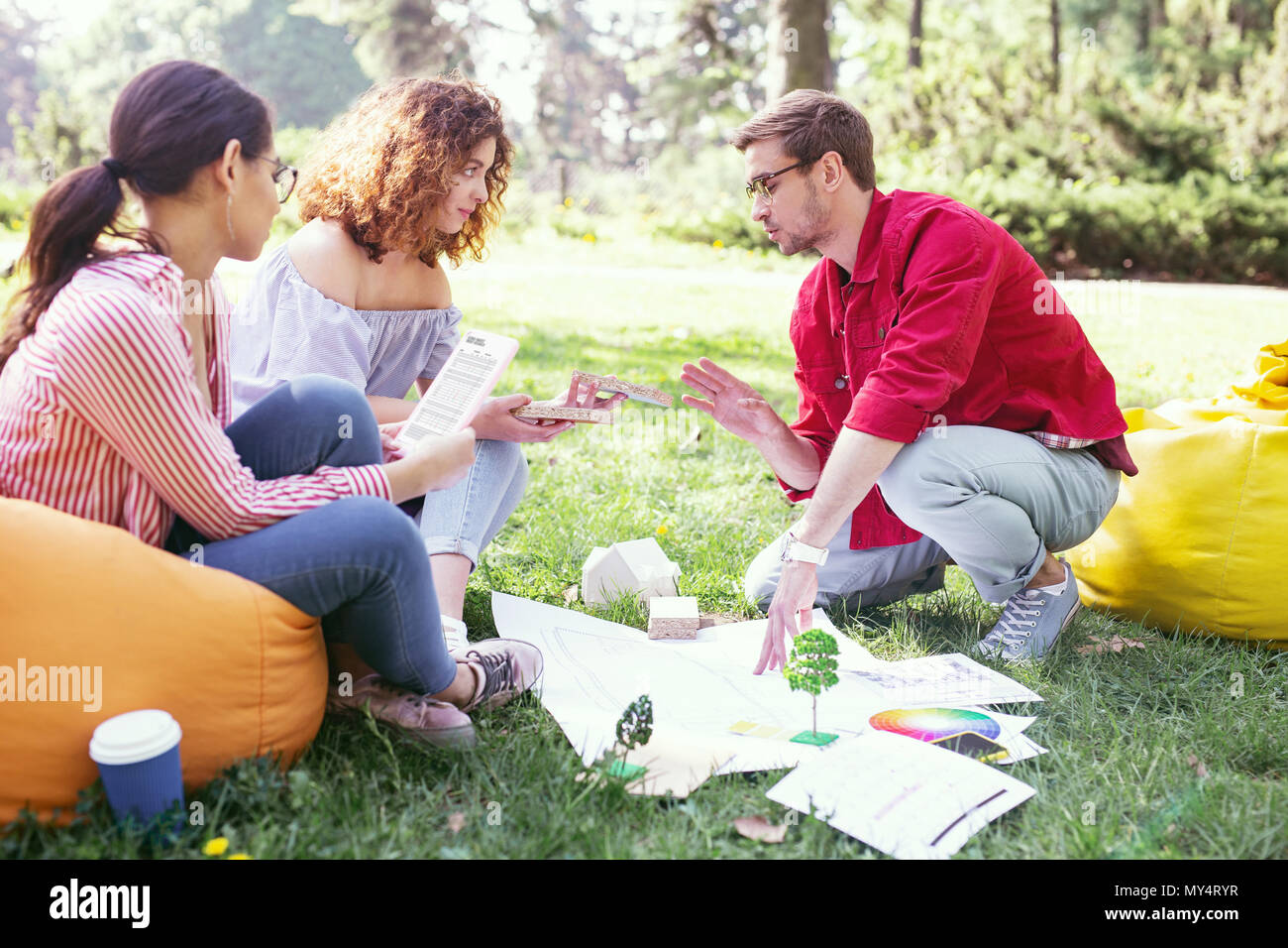 Datore di lavoro professionale per discutere di un progetto con i suoi collaboratori Foto Stock