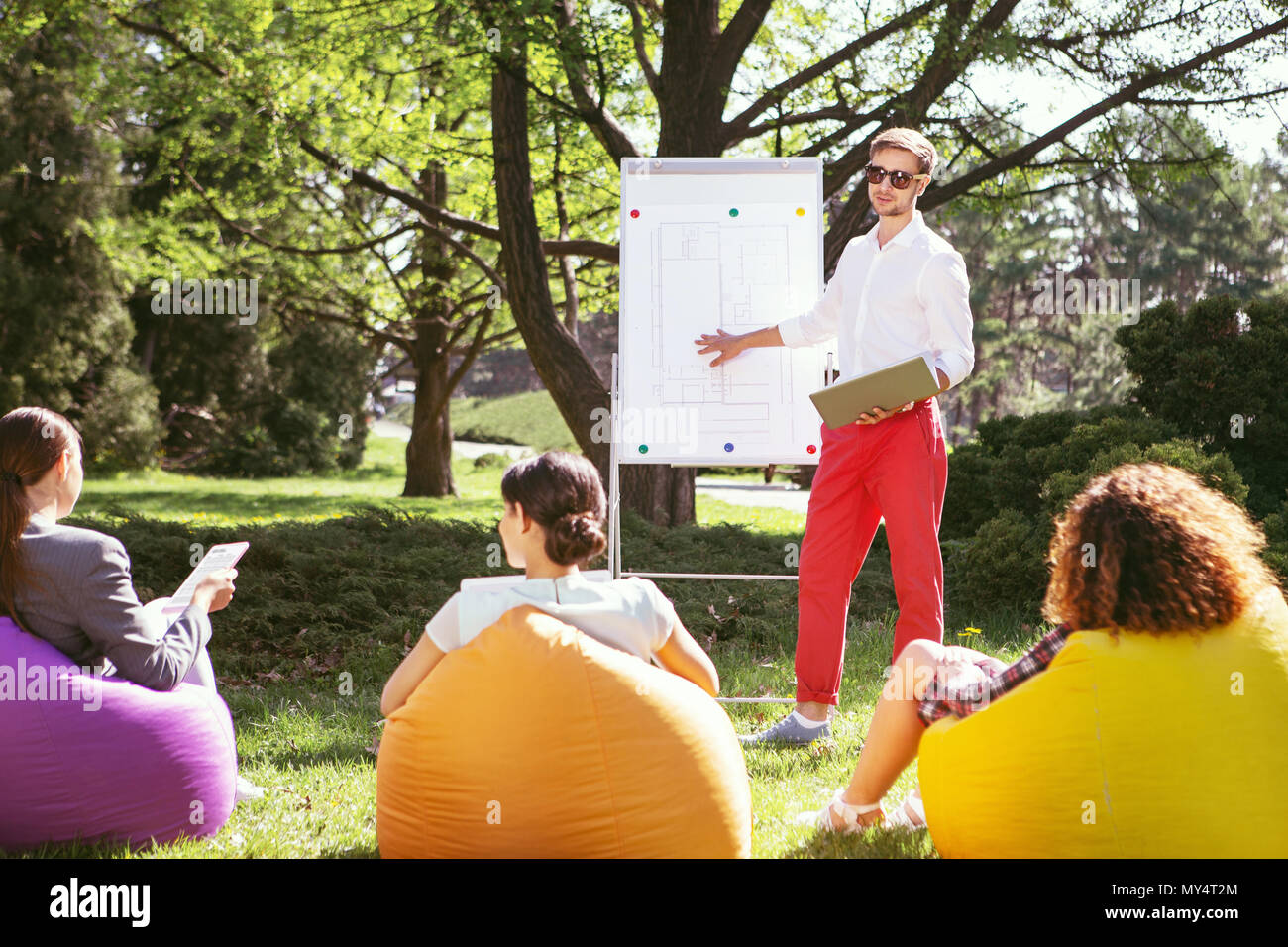 Determinato uomo che parla con i suoi amici circa il progetto Foto Stock