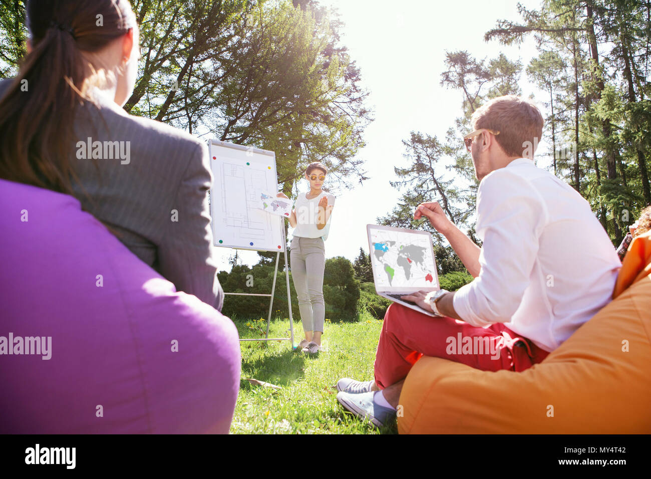 Ispirato studente in piedi vicino al bordo Foto Stock