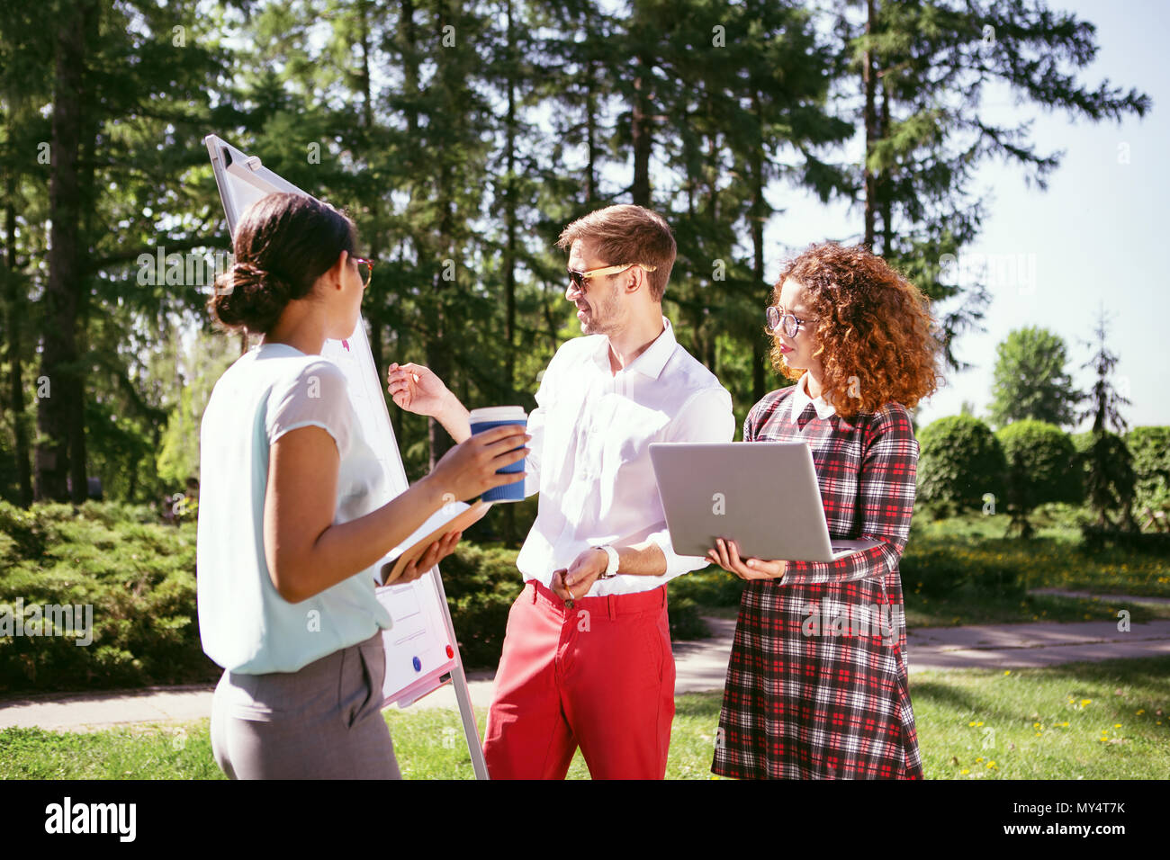 Allegro studente maschio parlando il suo progetto Foto Stock
