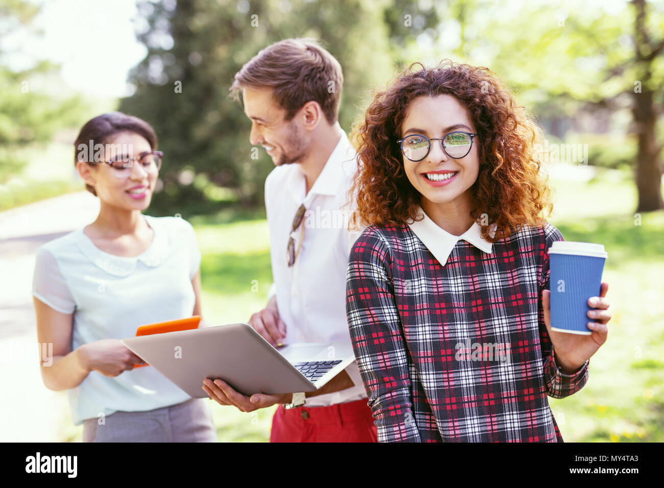 Allegro giovane donna di bere il suo caffè Foto Stock