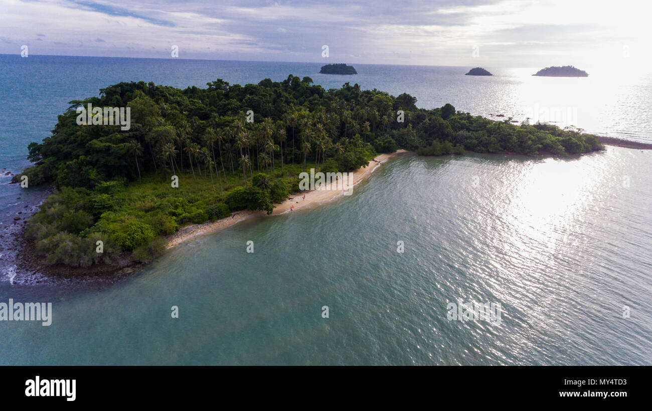 Splendide isole coperte di verde e circondato dalle meravigliose acque blu al largo delle coste di Koh Chang, Thailandia. Foto Stock