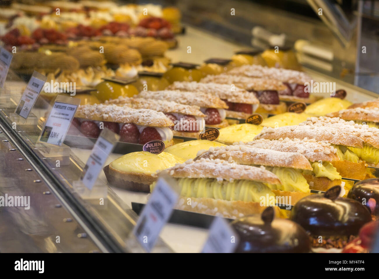 Torte sul display in una pasticceria di Parigi (cake shop, Francia). Foto Stock