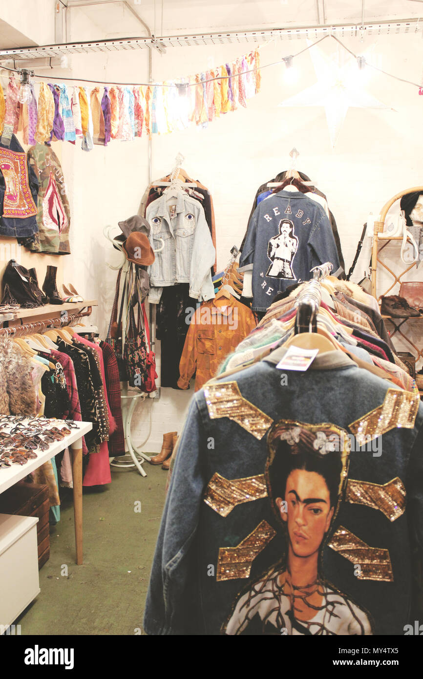 Artistico abiti vintage in un mercato vintage a Londra, Regno Unito. Foto Stock