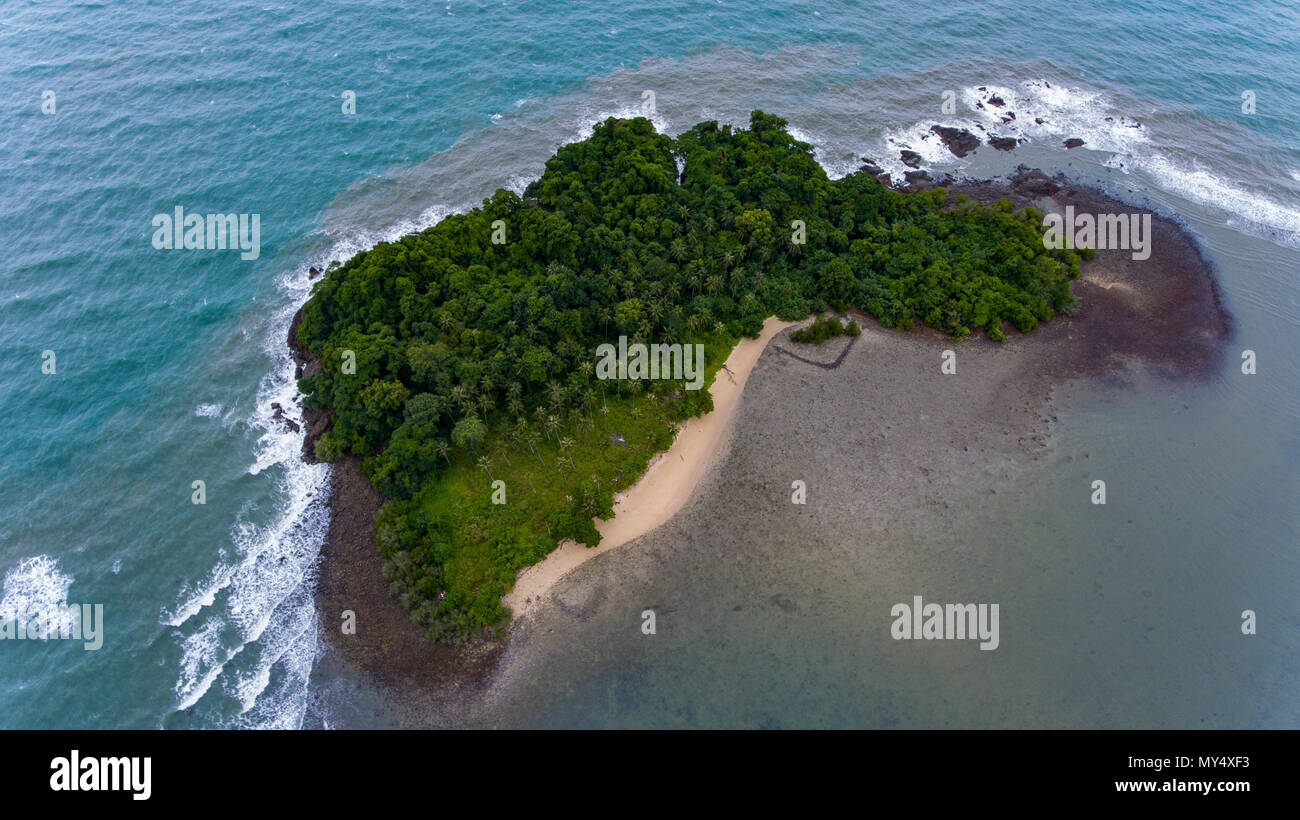 Stupefacente isola coperta di verde e circondato dalle meravigliose acque blu al largo delle coste di Koh Chang, Thailandia. Foto Stock