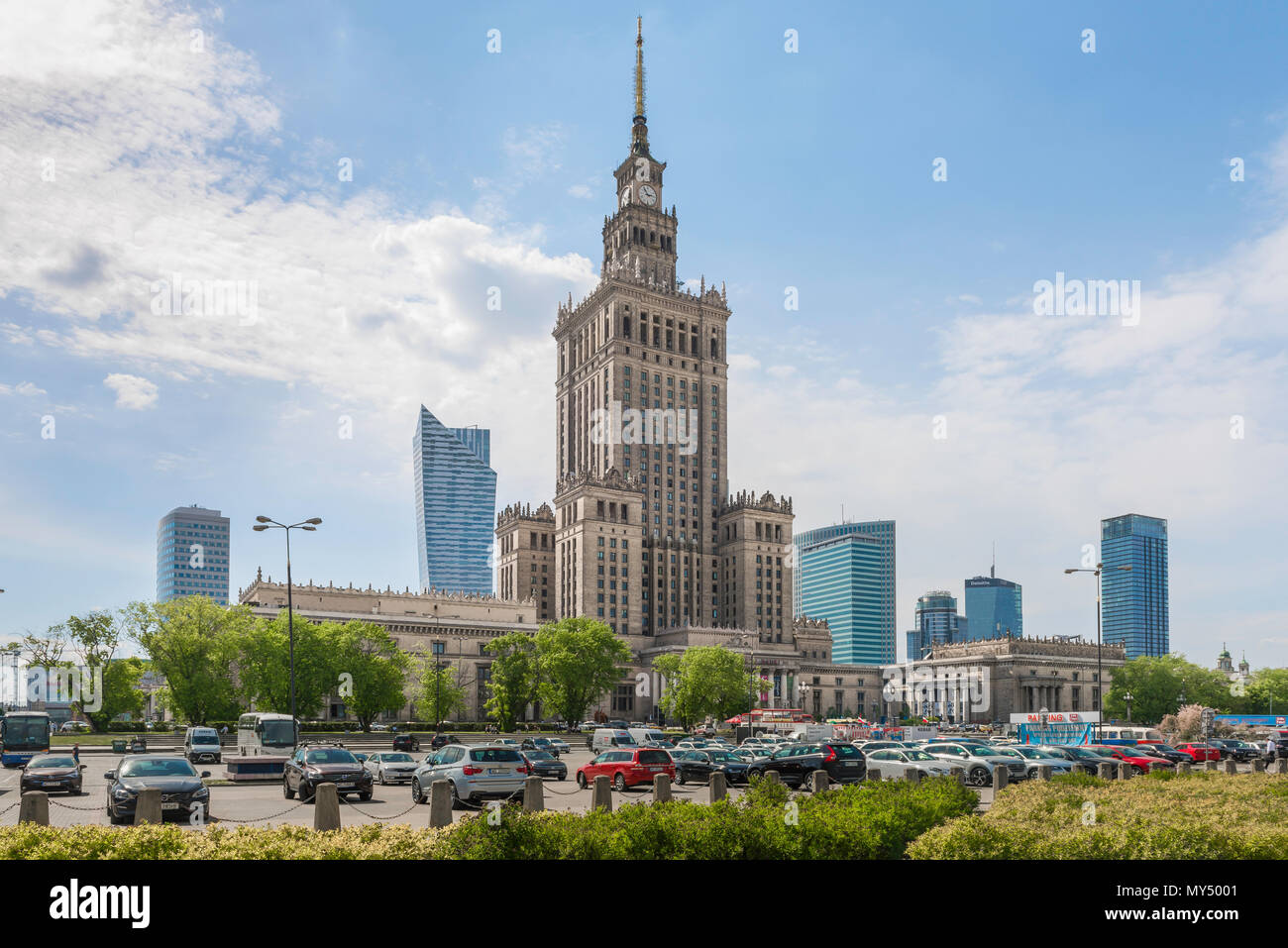 Varsavia dell'era comunista, vista del Palazzo della Scienza e della Cultura degli anni '1950 nel centro del quartiere finanziario della città di Varsavia, Polonia. Foto Stock