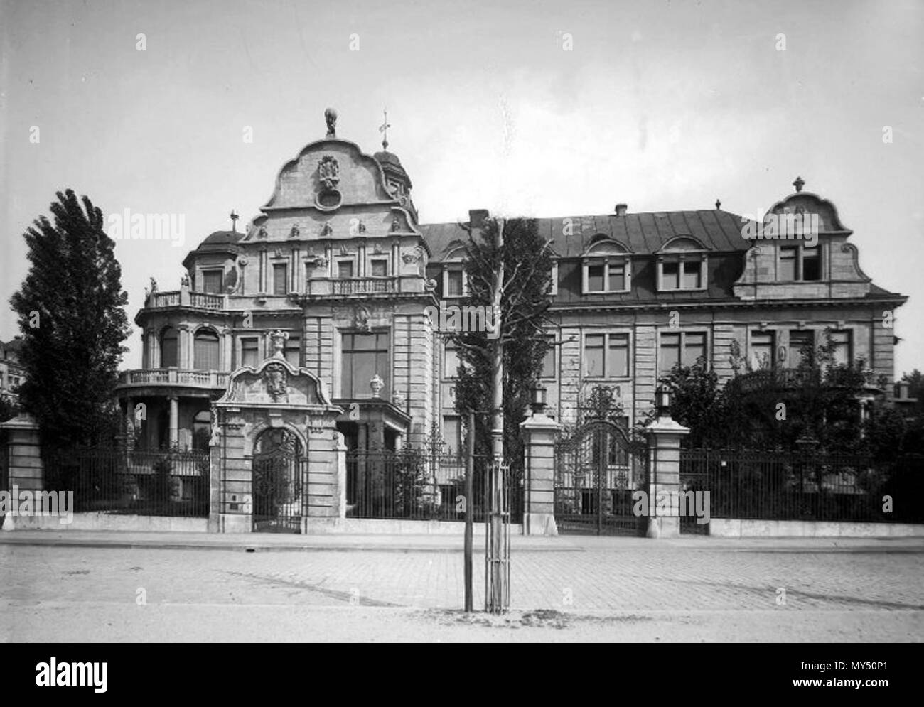 . Inglese: Lipsia, Kaiserin-Augusta-Strasse 19 (ora Richard-Lehmann-Strasse) circa 1920; la casa costruita 1910/11 da Otto Paolo Burghardt era di due fratelli Philipp, proprietari di Fritz Schulz jun. AG. Deutsch: Lipsia, Kaiserin-Augusta-Straße 19 (heute Richard-Lehmann-Straße) um 1920; das 1910/11 von Otto Paolo Burghardt erbaute Haus gehörte den Gebrüdern Philipp, Eigentümer der Fritz Schulz jun. AG. circa 1920 (18 ottobre 2010 [Original Data di caricamento]). Atelier Hermann Walter (Foto: Bernhard Müller [† 1930] o Karl Walter [† 11 ottobre 1940]) 319 Leipzig Kaiserin-Augusta-Strasse 19 Foto Stock