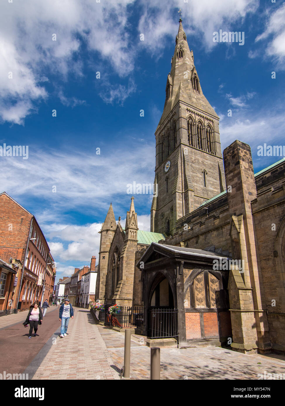 Leicester, England, Regno Unito - 28 Giugno 2015: pedoni a piedi passato Leicester cattedrale in una giornata di sole in estate. Foto Stock