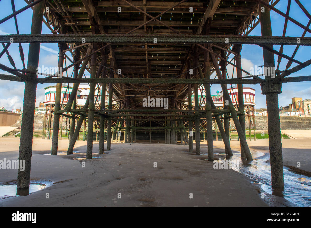 Blackpool, Inghilterra, Regno Unito - 1 Agosto 2015: Blackpool North Pier, un tradizionale lungomare vittoriano e il piacere del molo, visto dal di sotto a Blackpool Bea Foto Stock