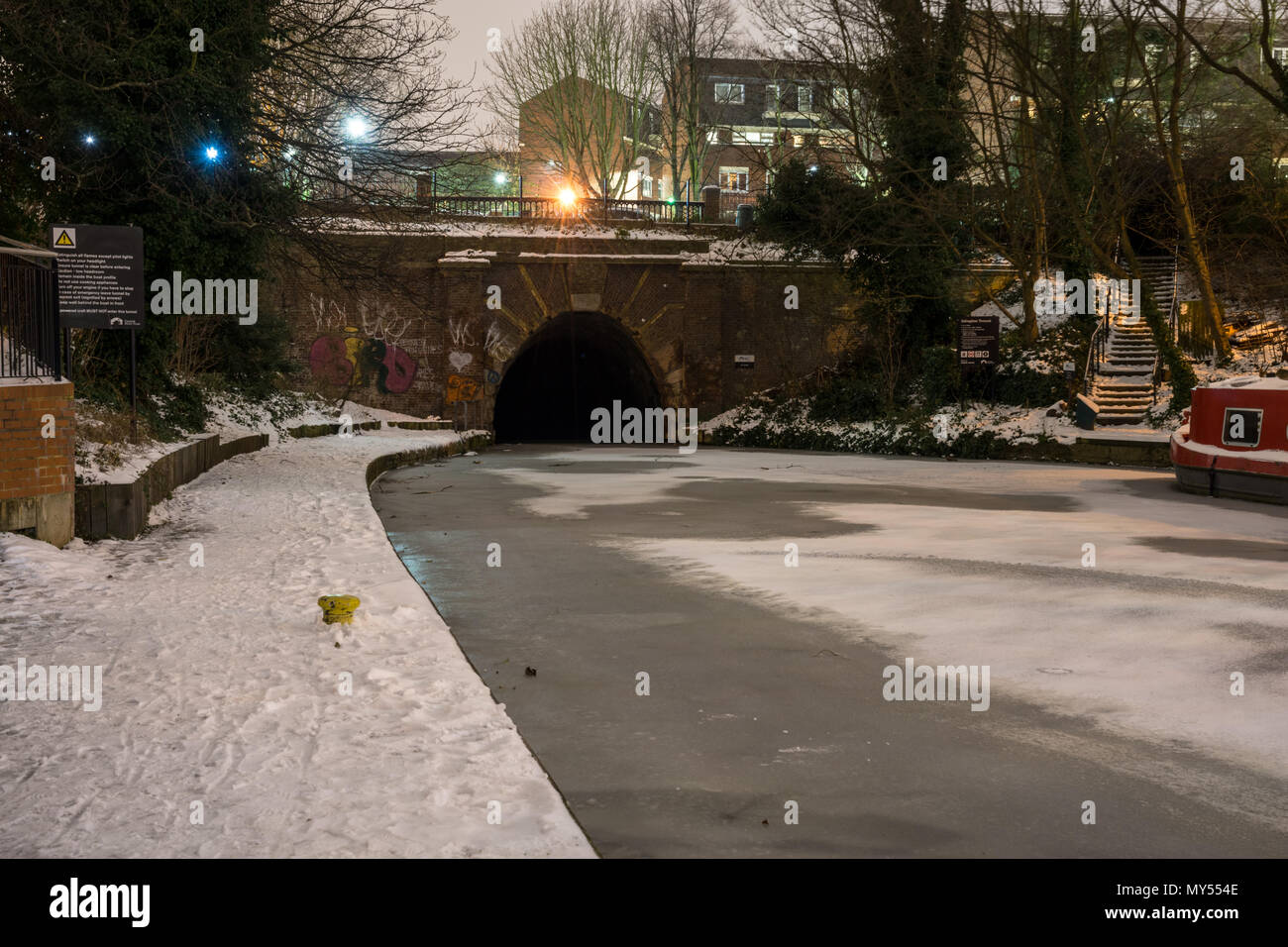 London, England, Regno Unito - 1 Marzo 2018: Neve si trova su una strada alzaia accanto alle acque congelate del Regent's Canal a Islington Tunnel in Londra. Foto Stock