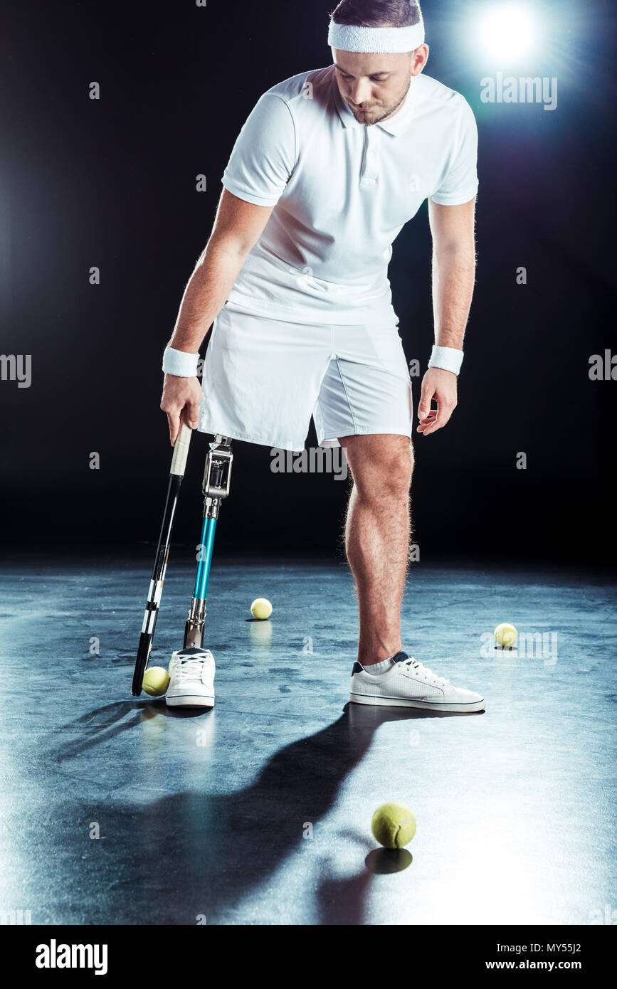Giovane giocatore di tennis con protesi di gamba holding racchetta da tennis Foto Stock