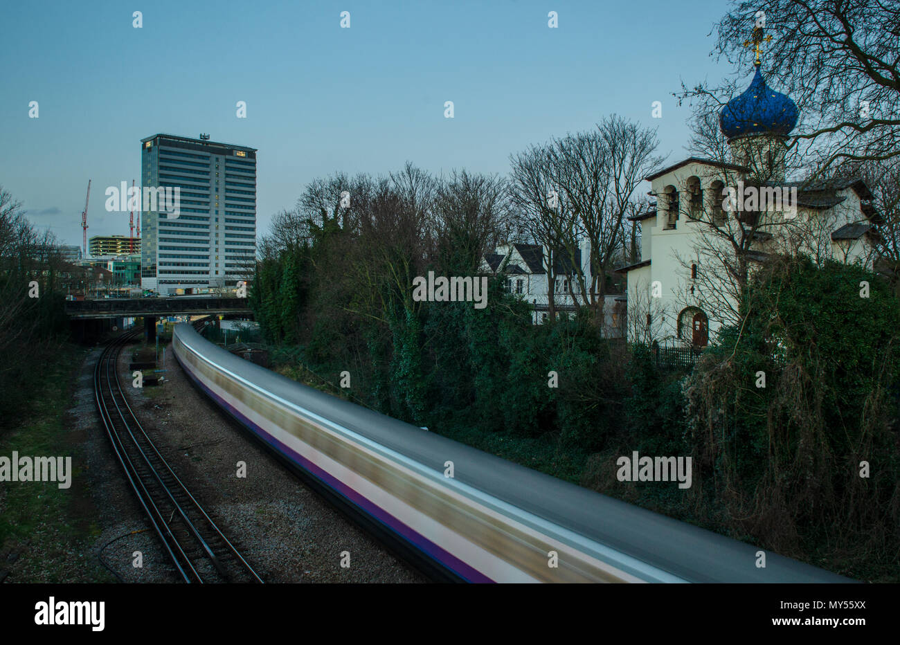London, England, Regno Unito - 2 Febbraio 2014: A Londra la metropolitana District Line treno passa attraverso un taglio in Gunnersbury nella zona ovest di Londra, accanto al Ru Foto Stock