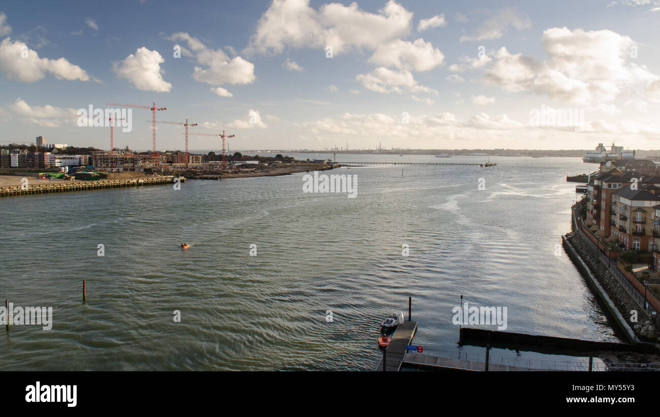Il fiume Itchen fluisce in Southampton acqua tra edifici e siti di costruzione nella città di Southampton. Foto Stock