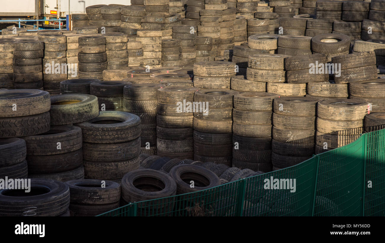 Pile di auto usate di pneumatici in prossimità della macchina gigante trading station wagon nella Vecchia Quercia comune, West London. Foto Stock