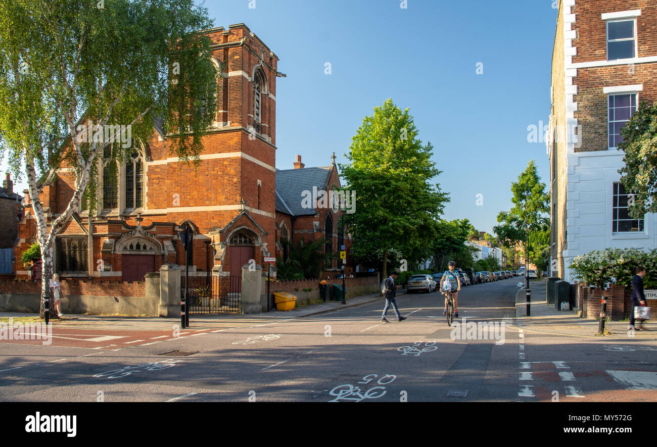 London, England, Regno Unito - 22 Maggio 2018: Un ciclista corre sul Quietway 5 percorso ciclabile lungo frondose strade residenziali tra Kennington e South Lambeth Foto Stock