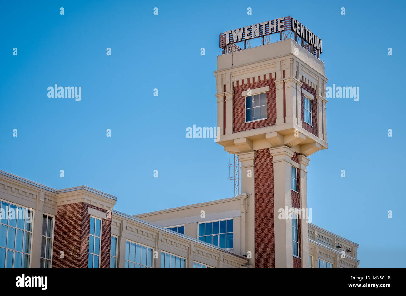 In Almelo ci sono due torri di un vecchio mulino a vapore che ora si è trasformato in un business e un centro salute. "Twenthe' è il vecchio nome della regione Foto Stock