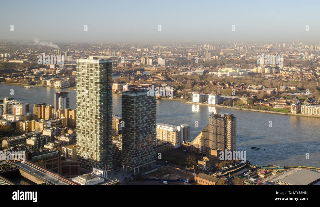 London, England, Regno Unito - 27 Febbraio 2015: Appartamento edifici, incluso il simbolo dello sviluppo su Marsh Wall, lungo il fiume Tamigi e riempire il cit Foto Stock
