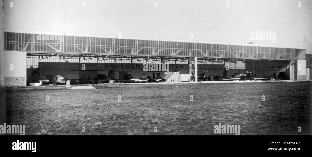 . Deutsch: Flugzeughalle auf dem Flughafen Leipzig-Mockau (Halle III der Junkers-Flugzeugwerft, erbaut 1928/29) . circa 1930. Atelier Hermann Walter Bernhard Müller (* 1860; † 1930) Karl Walter (* 1877; † 11 ottobre 1940) 26 AHW Flugzeughalle Flughafen Mockau 1930 Foto Stock