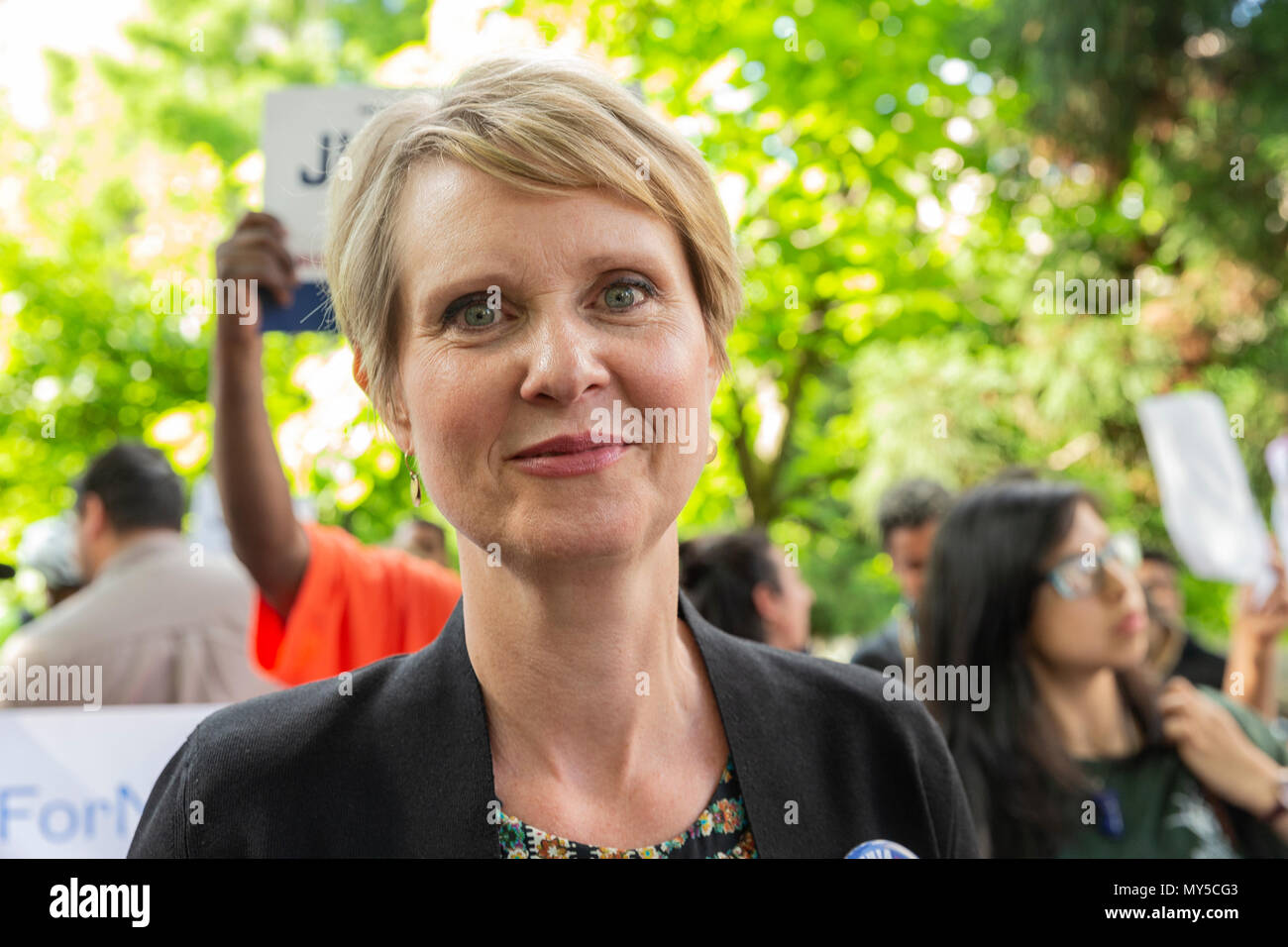 New York, Stati Uniti d'America - 5 Giugno 2018: Cynthia Nixon candidato per il governatore di New York assiste rally per ottenere nomi sul partito democratico scrutinio primario di Union Square Credit: lev radin/Alamy Live News Foto Stock