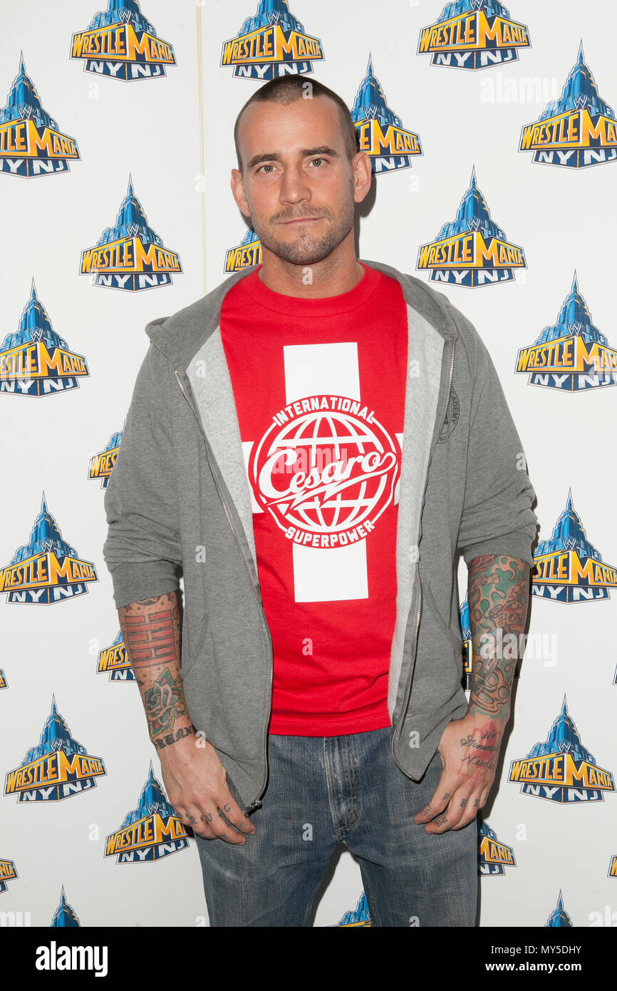 ***FILE FOTO*** ex lottatore CM Punk vince prova diffamazione depositata dalla WWE medico NEW YORK, NY - 4 aprile: CM Punk assiste il WrestleMania 29 Conferenza stampa al Radio City Music Hall il 4 aprile 2013 nella città di New York. Credito: Corredor99/MediaPunch Inc. Foto Stock