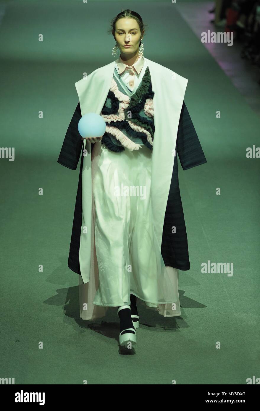 Hong Kong, Cina. 5 Giugno, 2018. Un modello presenta una creazione di moda progettato da laureati di Hong Kong Polytechnic University di Hong Kong, Cina del sud, Giugno 5, 2018. Credito: Wang Shen/Xinhua/Alamy Live News Foto Stock