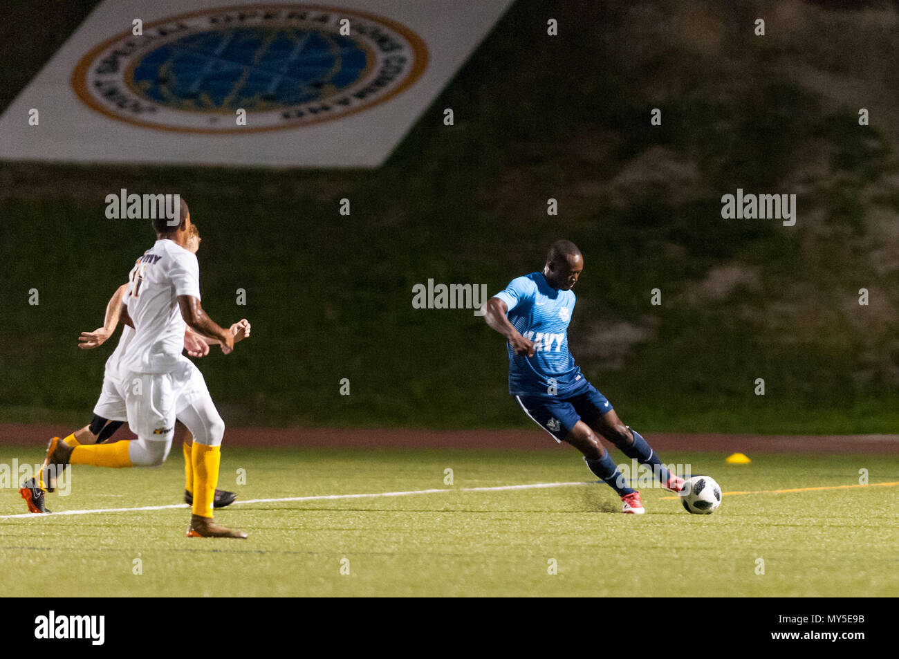 Fort Bragg, North Carolina, Stati Uniti d'America. 5 Giugno, 2018. 5 giugno 2018 - Fort Bragg, N.C., STATI UNITI D'AMERICA - Navy Soccer Petty Officer 1. Classe Garrneth Robinson (14) cancella la sfera dal profondo nel territorio della Marina durante un secondo round match tra Stati Uniti Esercito e gli Stati Uniti Marina presso il 2018 le Forze Armate di uomini di calcio del campionato, a Hedrick Stadium, a Fort Bragg. Navy sconfitto esercito, 2-1. Le Forze Armate degli uomini campionato di calcio viene condotta ogni due anni. Credito: Timothy L. Hale/ZUMA filo/Alamy Live News Foto Stock